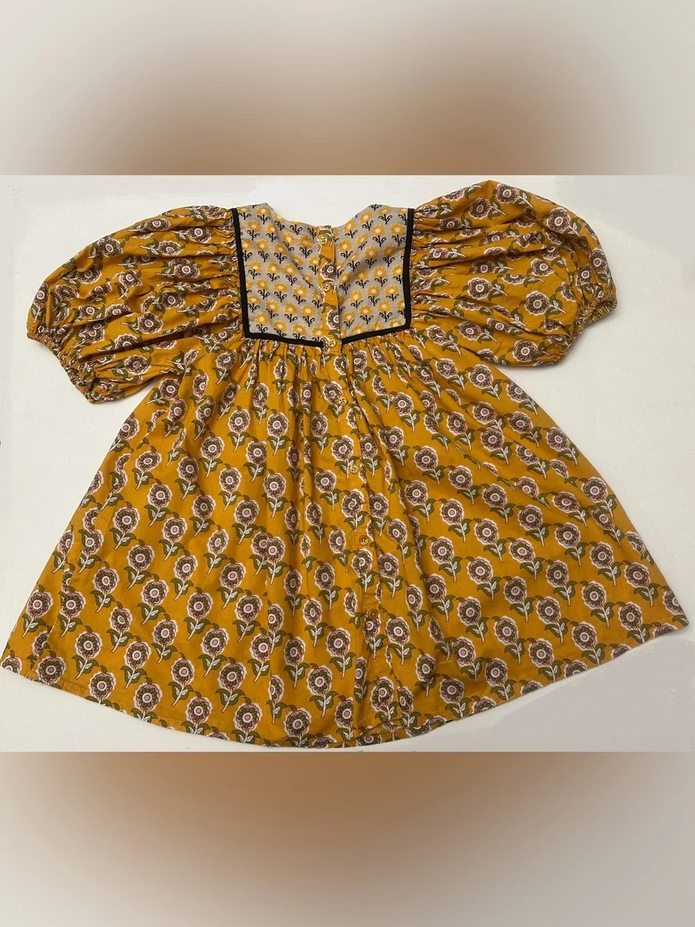Zara girl’s Mustard Floral Puff-Sleeve Dress with Black Trim.  Size 3-4T.
